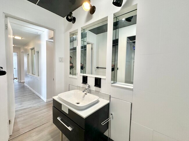 Building Photo - 449 N Main St