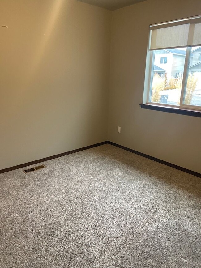 Building Photo - Newer 3 Bedroom/ 2 Bath Home