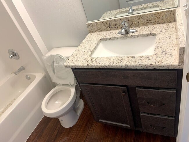 Building Photo - 3 bedroom, 2 bath, 2 car garage home on a ...