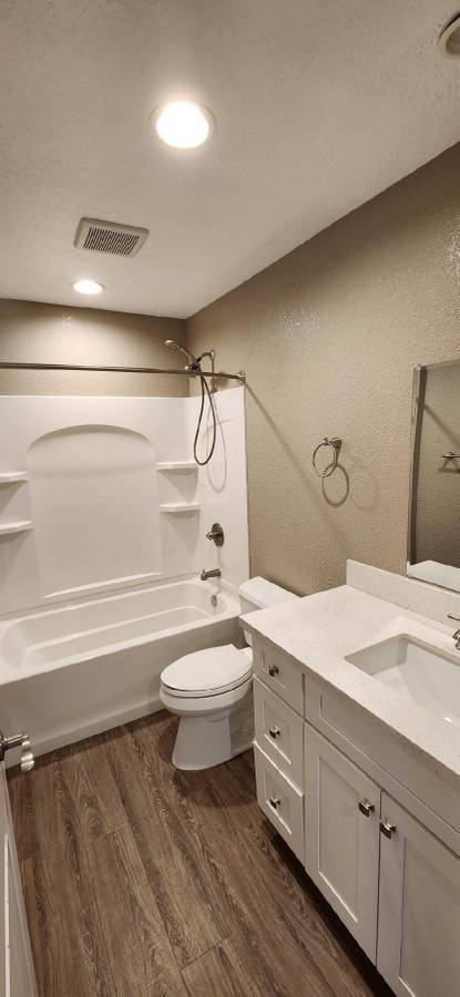 Hall Bath - 1324 La Honda Dr