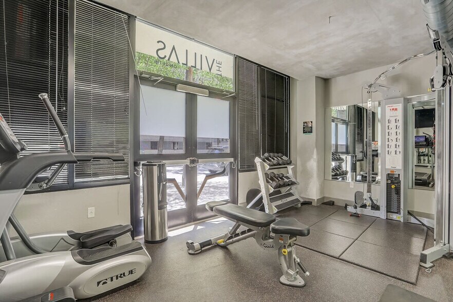 Building Photo - 800 W 26th St