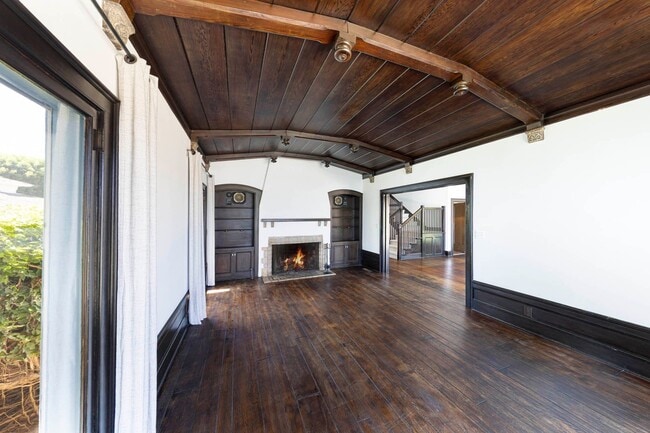 Building Photo - Incredible ocean views and private steps t...