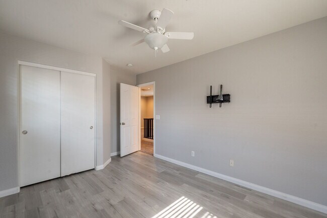 Building Photo - 1057 S Deerfield Ln