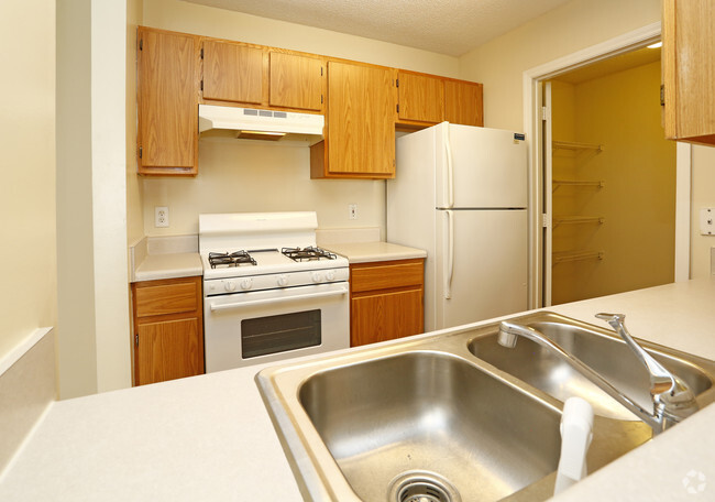 2BR, 2BA - 938sf- Kitchen - Forest Glen Apartments