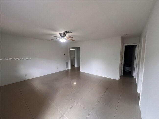 Building Photo - 5010 SW 26th Ave