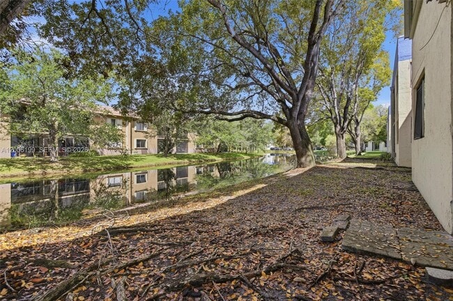 Building Photo - 183 Lakeview Dr