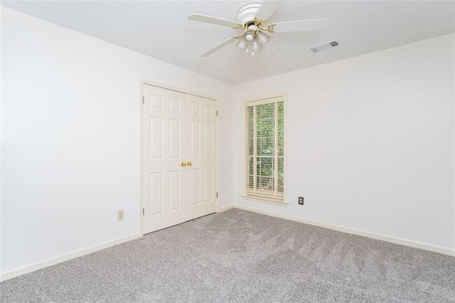 Building Photo - 561 Pine Tree Ln