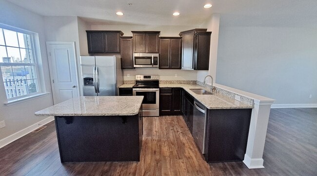 Building Photo - 3 Bed / 3-1/2 Bath Single Family Townhome