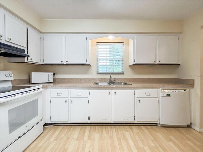 Building Photo - 1706 Belleair Forest Dr