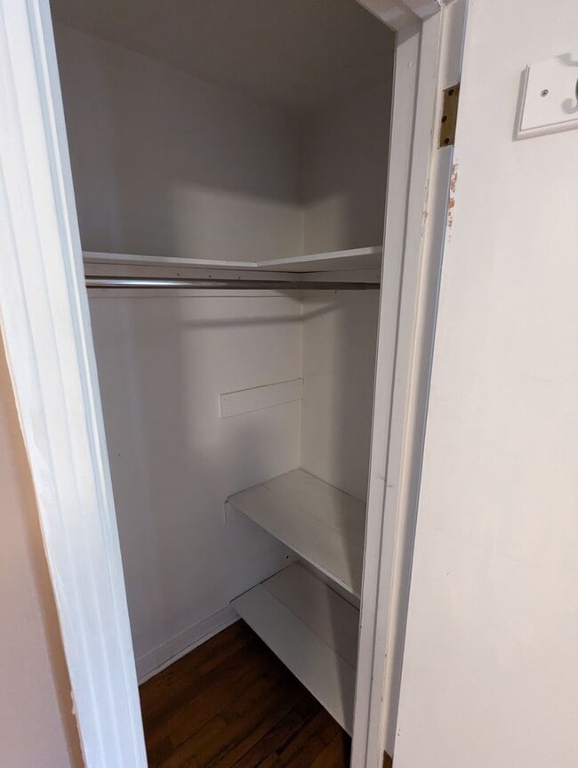 Building Photo - Cozy 2 Bedroom House near Riverview Park