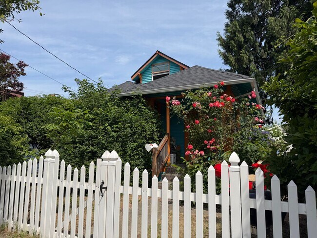 Building Photo - Charming 1,100 Sq Ft 2BR Home in South Park - Prime Seattle Location - Washer/Dryer in Unit!