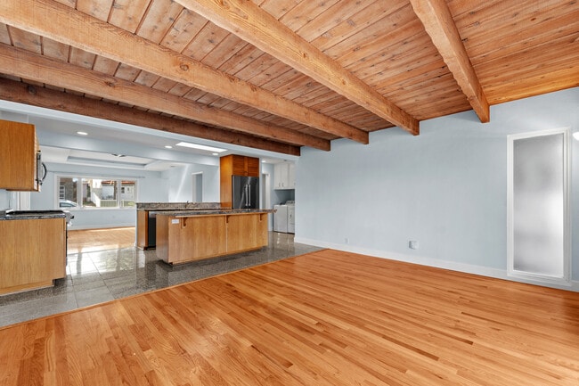 Building Photo - 425 Neptune Ave