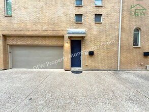Building Photo - Elegant and Spacious 2-Bedroom Townhome with Rooftop View in Dallas