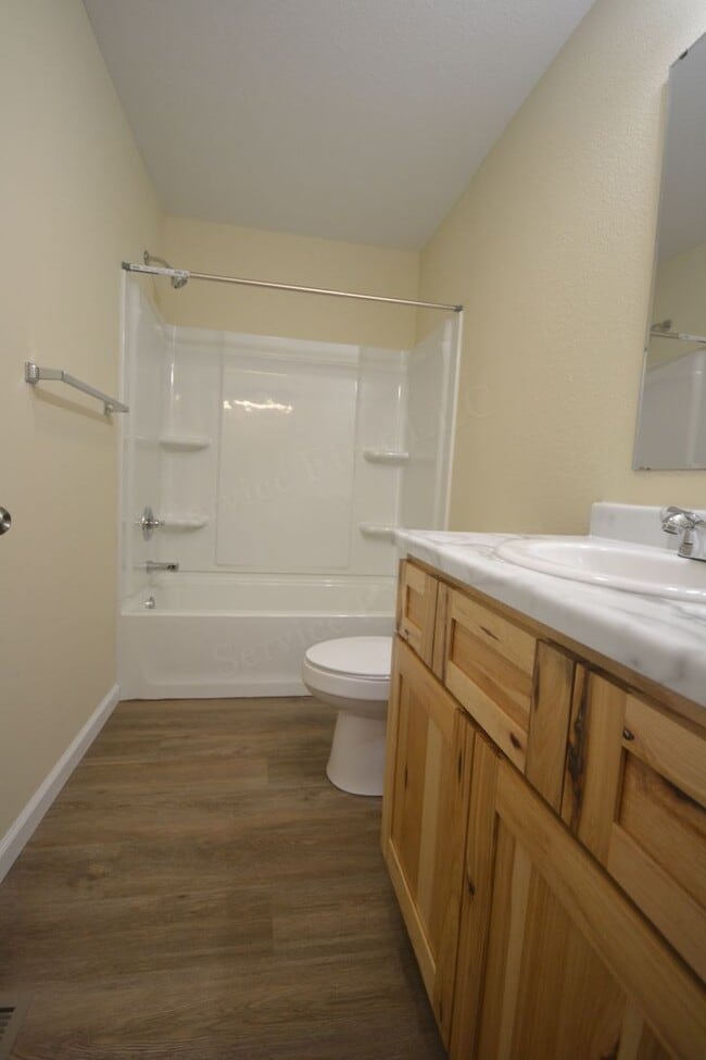 Building Photo - Spacious 3 Bed, 1.5 Bath Fourplex Unit in Buffalo, MO