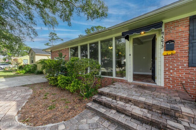 Building Photo - 4343 Pinewood Ave