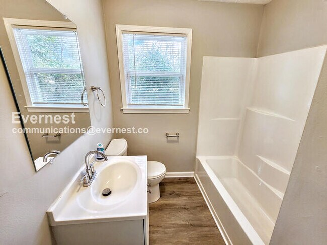 Building Photo - 332 Cherry St