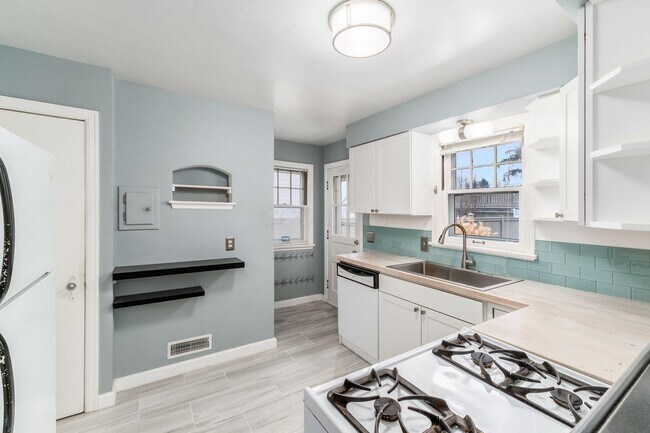 Building Photo - 683 S Roosevelt Ave