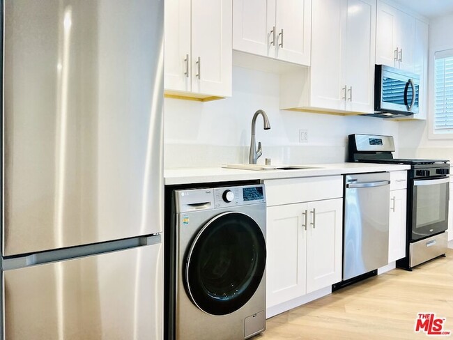 Building Photo - 815 W Glenoaks Blvd