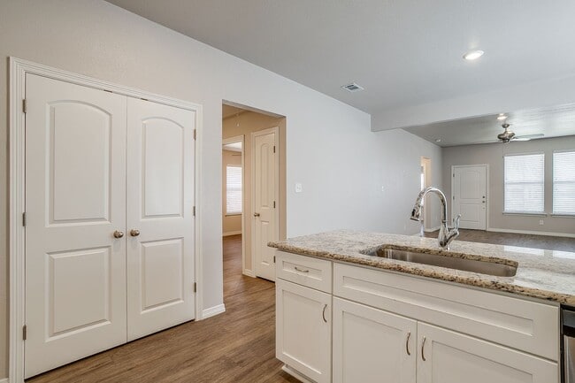 Building Photo - MOVE-IN READY!