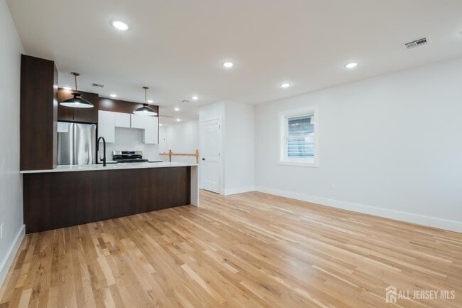 Building Photo - 90 Hollywood Ave