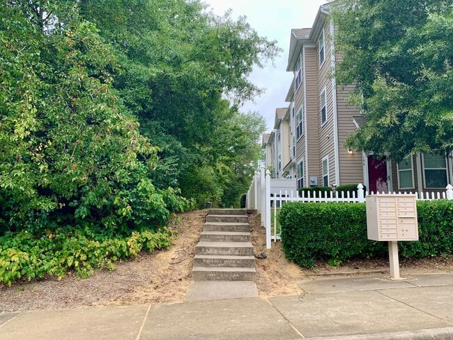 Building Photo - RENT READY Townhome Convenient to I440 & I...