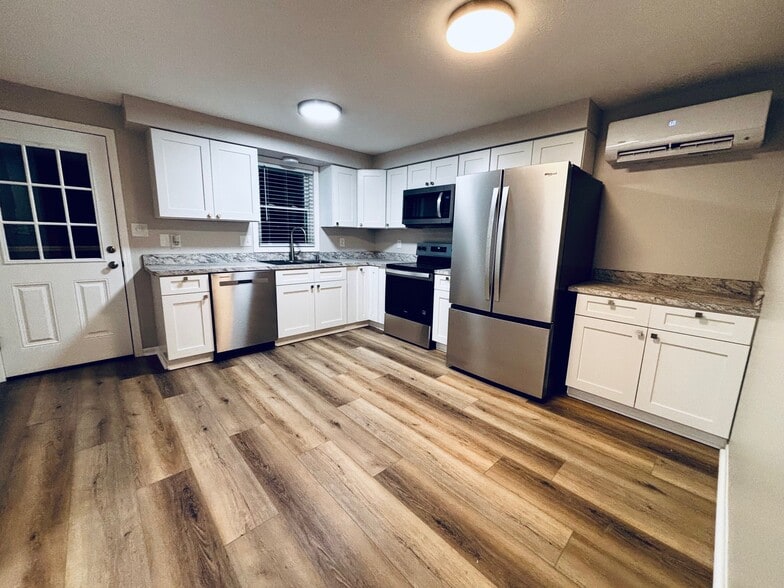 Building Photo - 981 Yale Ave