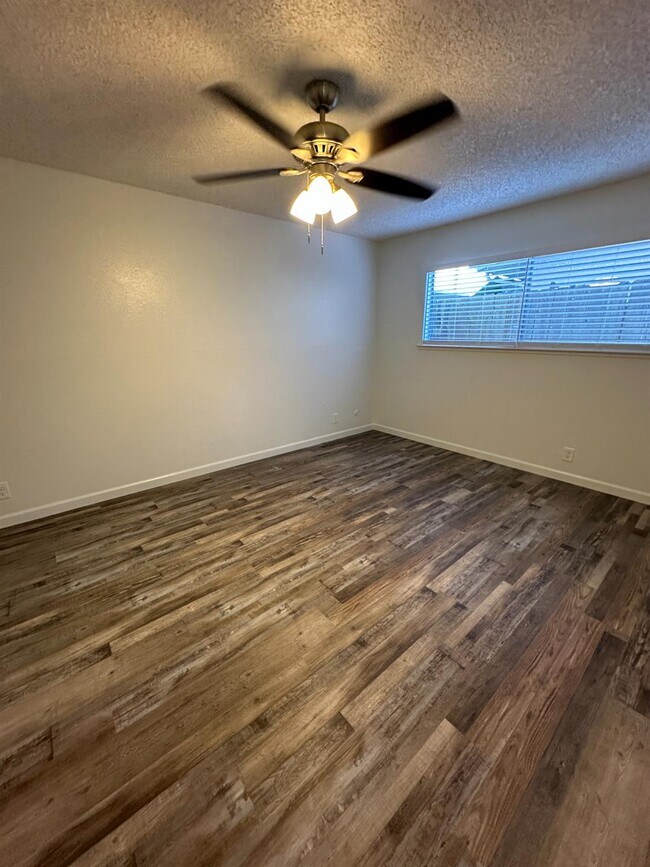 Building Photo - 1069 Cherry Ln