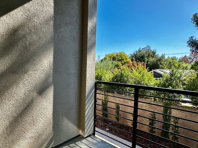 Building Photo - New Luxury Townhouse in Saratoga