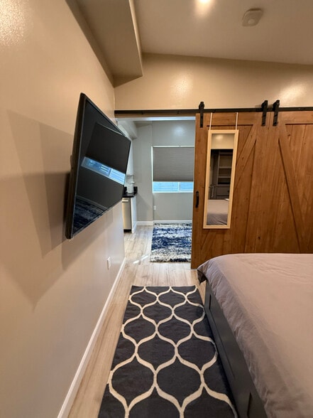 Building Photo - 1519 1/2 W 37th Pl