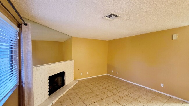 Building Photo - 825 Rock Springs Dr