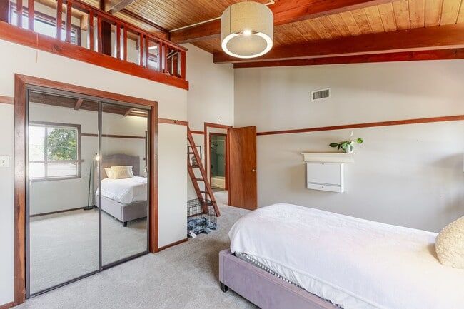 Building Photo - A Hidden Gem in Pasadena’s East End