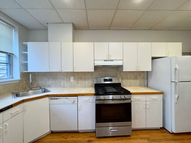 Building Photo - Charming 2-Bedroom Townhome with Modern Co...