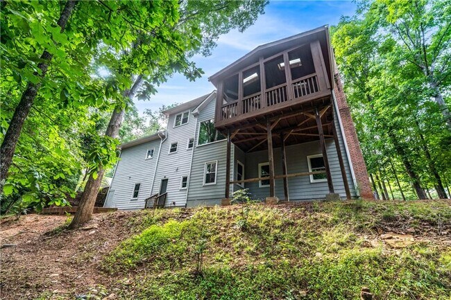 Building Photo - 5525 Hampstead Way