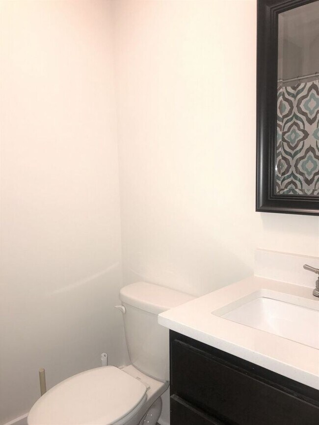 Building Photo - Luxury Location  Convenience