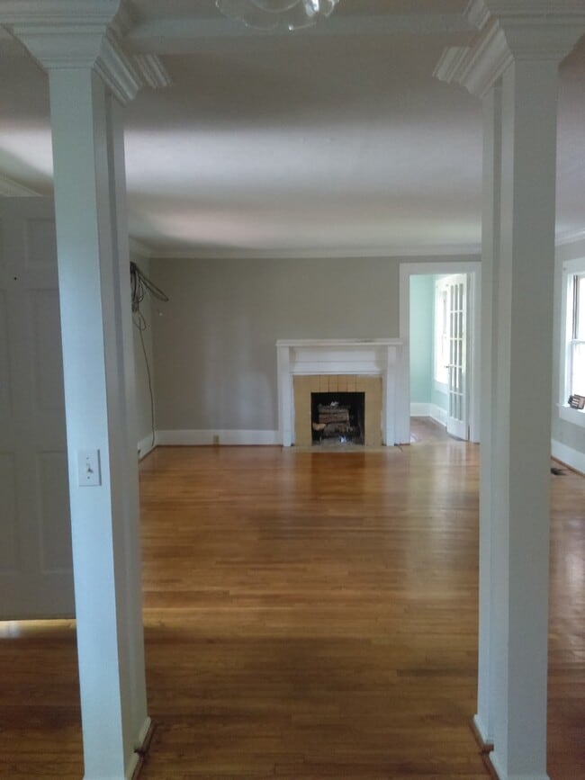 Building Photo - Spacious Two Story Home