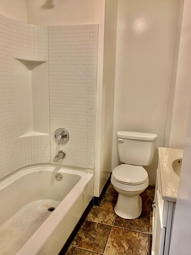 Building Photo - 4 Bed/ 2 Bath Large House in East Pittsburgh