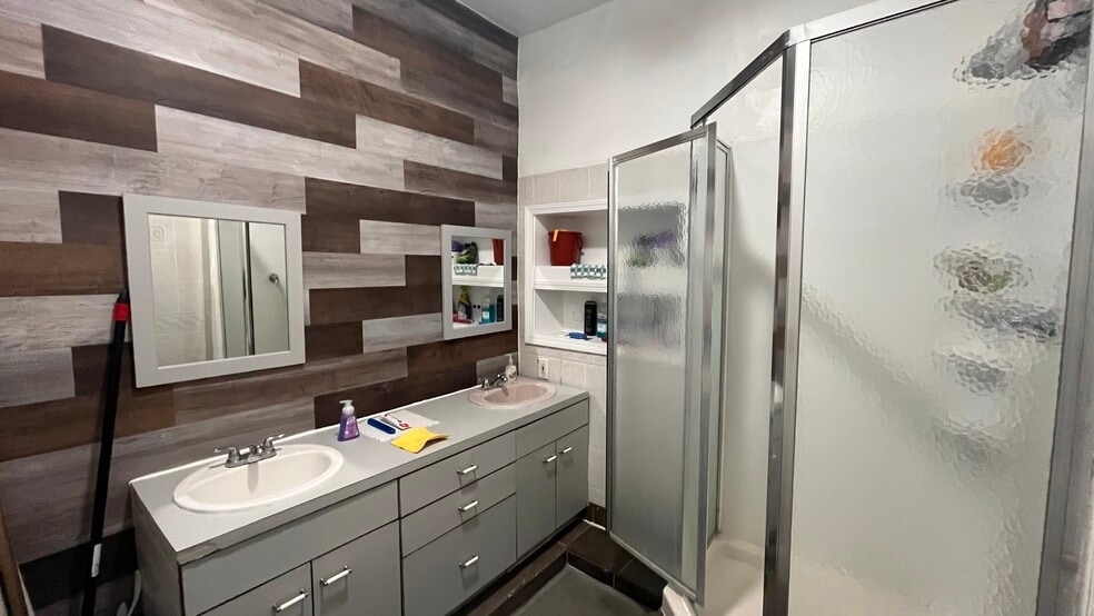 Building Photo - 5807 Hobart St