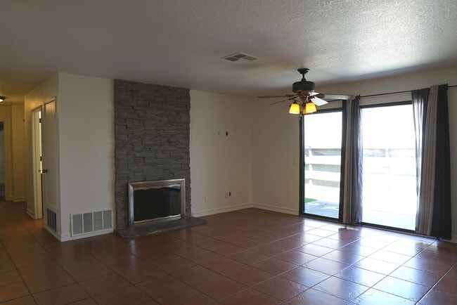 Building Photo - 53805 Avenida Martinez