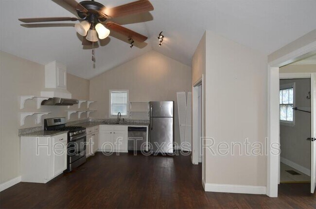 Building Photo - 2821 1/2 Columbus Avenue