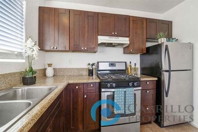 Building Photo - 4523 Winona Ave