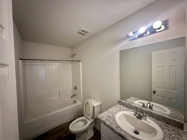 Building Photo - 226 W Watson Ct