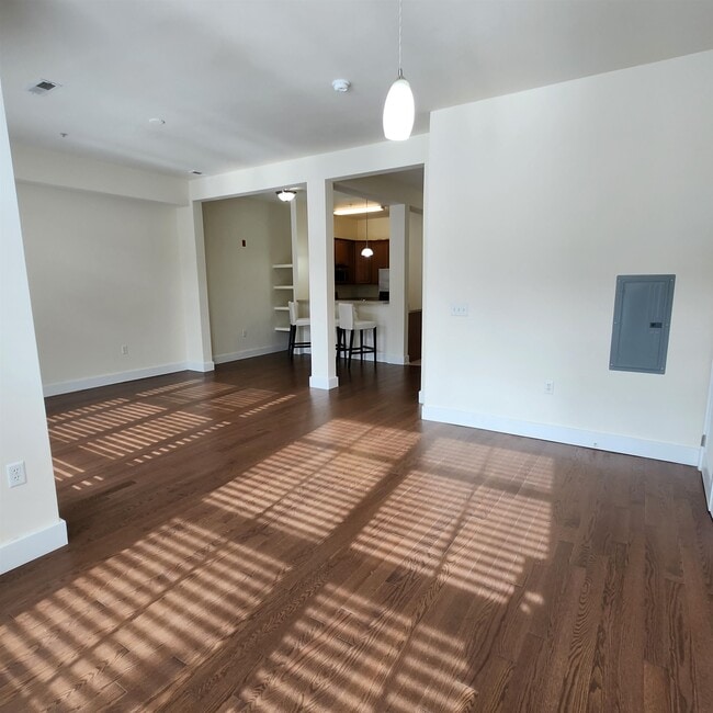 Building Photo - 3 Greenwich Dr