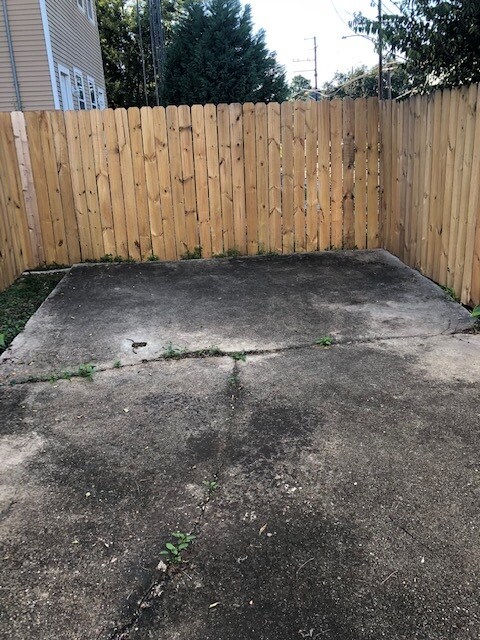 Enclosed backyard - 2044 Almonaster Ave