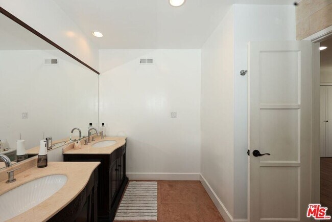 Building Photo - 12508 Sarah St