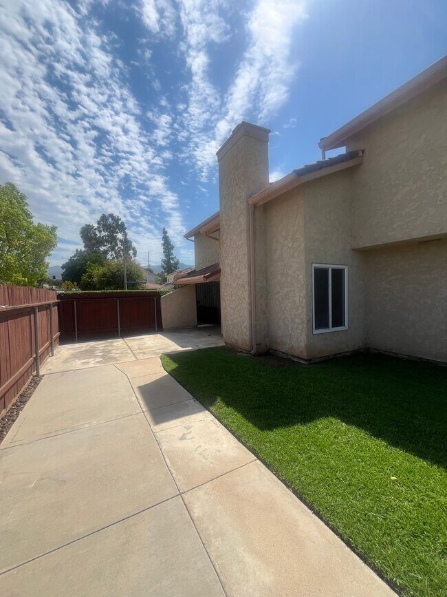 Building Photo - 613 Santa Paula St