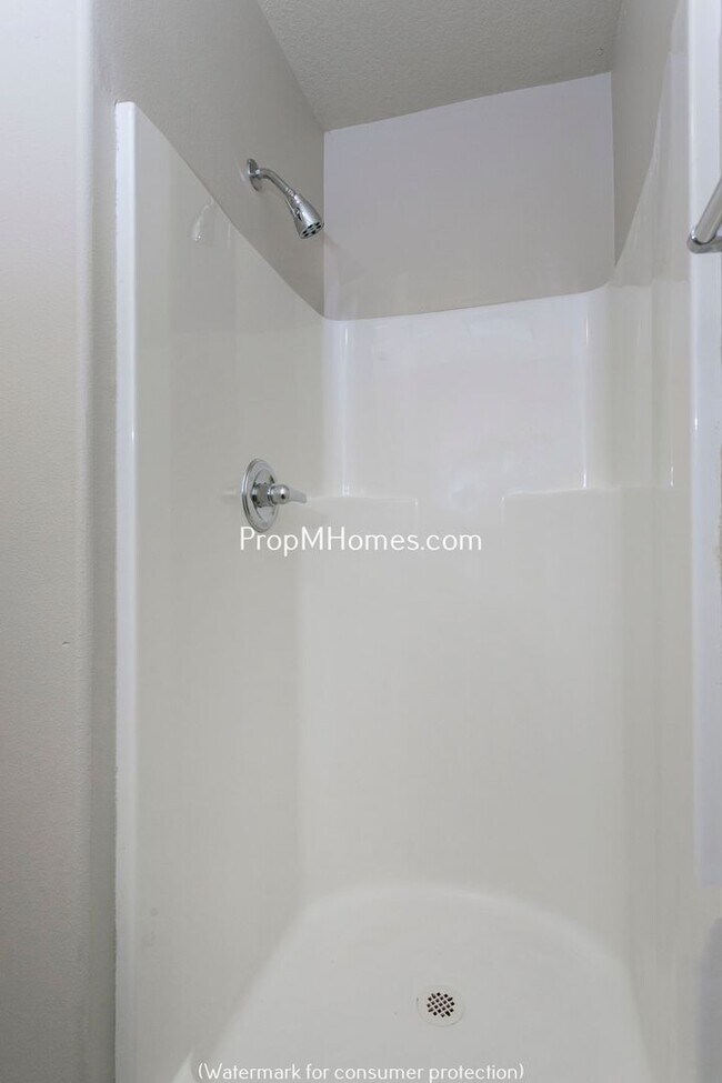Building Photo - 3 Bedroom Townhome in SE - Two Primary Sui...