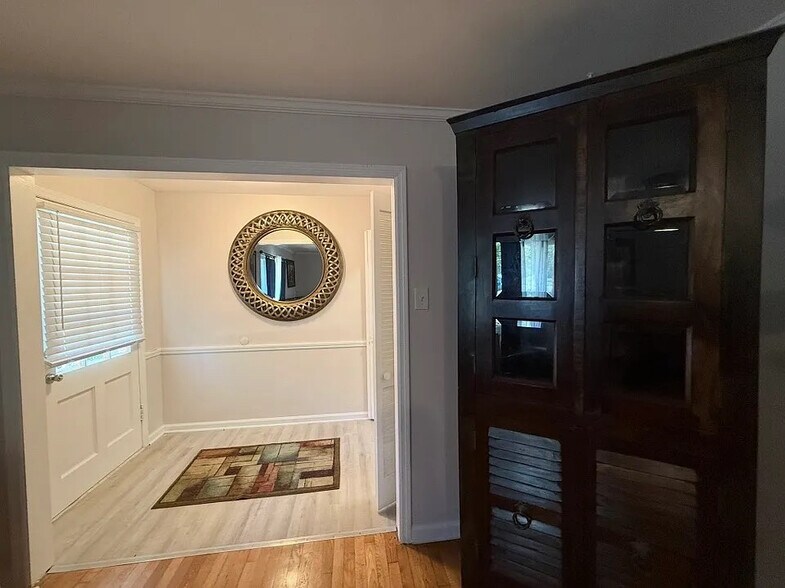 Building Photo - Room in House on Winthrop Rd