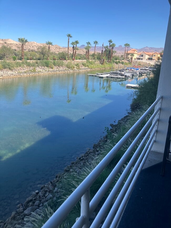 Building Photo - 1800 Club House Dr