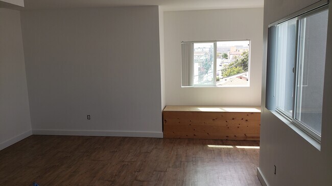 Building Photo - 845 N Bunker Hill Ave