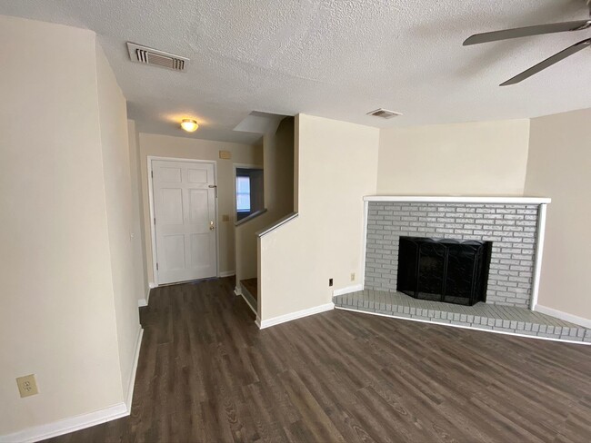 Building Photo - 201 Westbrooke Court #11 (Westbrooke Townhomes)